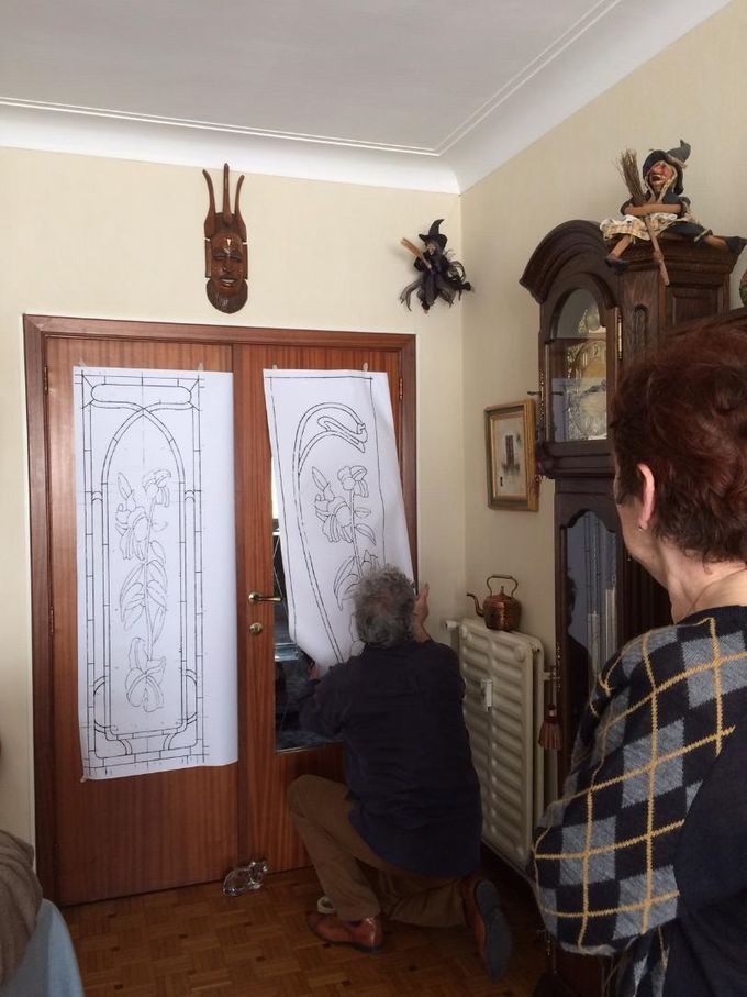 en visite chez des clients afin de leur proposer des choix de décors, de verres pour leurs portes